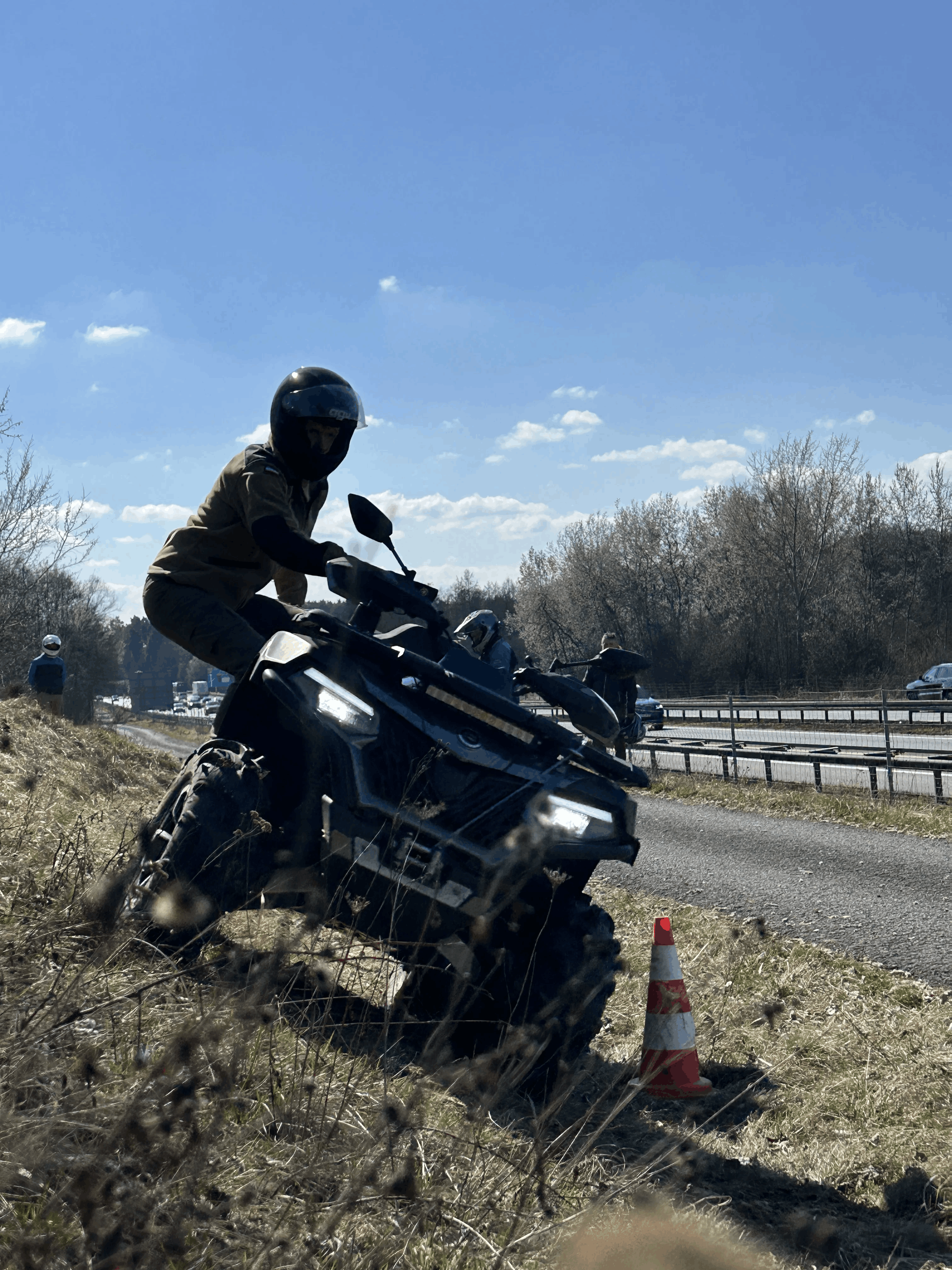 Instruktor Integracja4x4 prowadzi grupę podczas eventu firmowego off-road