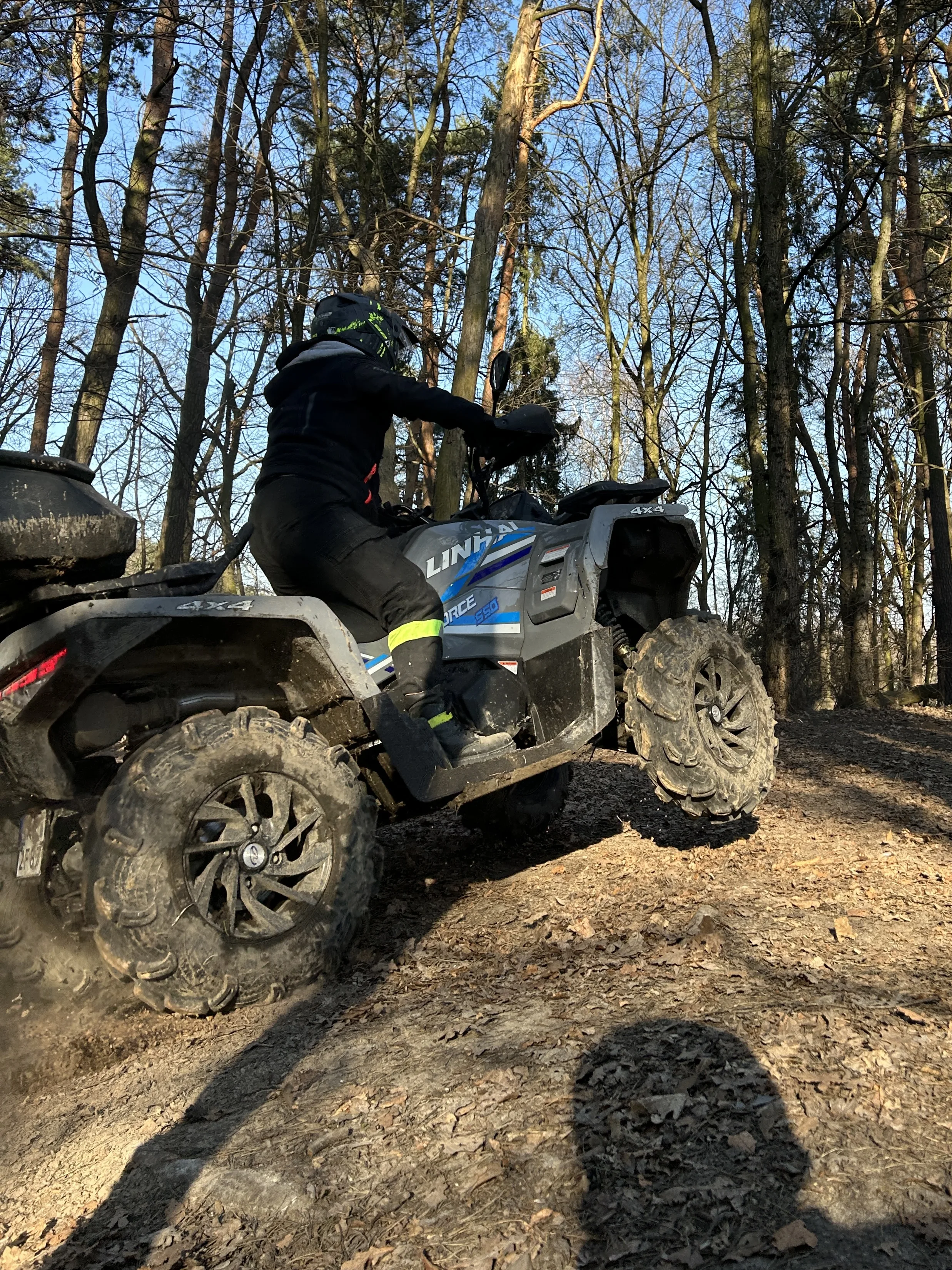 Pojazdy terenowe 4x4 podczas akcji off-road – szkolenie Integracja4x4