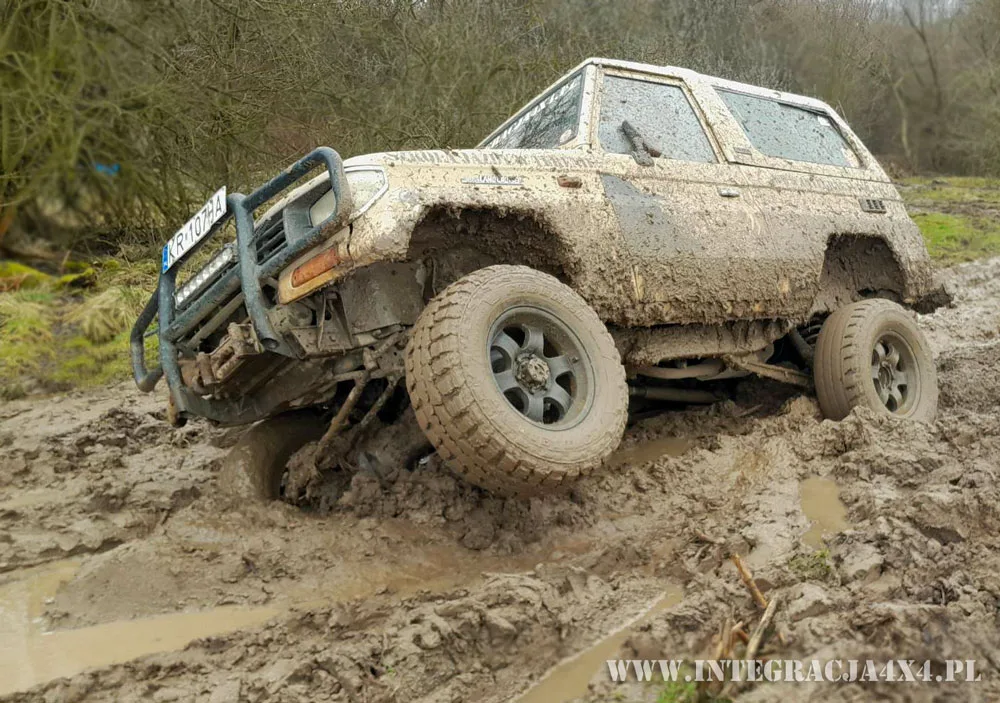 Uczestnicy integracji firmowej 4x4 na skrzyżowaniu dróg terenowych